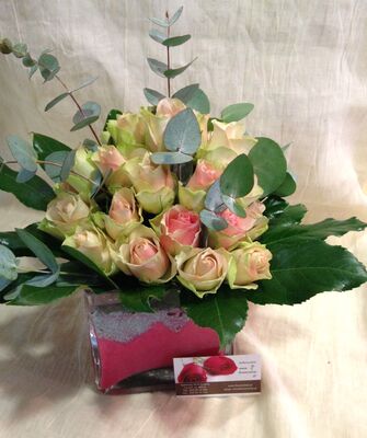 Arrangement in glass vase with romantic Roses (20 stems)  & colored decorative sand!!!