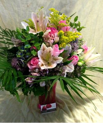 Ανοιξιάτικα λουλούδια σύνθεση σε γυάλινο βάζο. Πολυτελές.