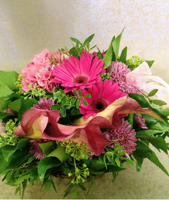 Φθινοπωρινό καλάθι με λουλούδια εποχής.