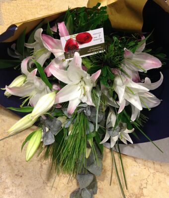 Ροζ ή λευκό μπουκέτο με οριένταλ λίλιουμ