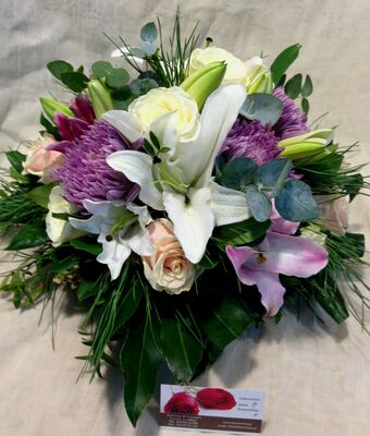 Σύνθεση γάμου επιτραπέζια με λευκά λουλούδια εποχής.