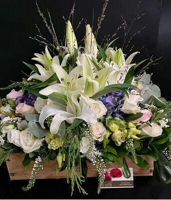 Σύνθεση Σε Μεγάλο καλάθι  Με Λουλούδια Εποχής!!!