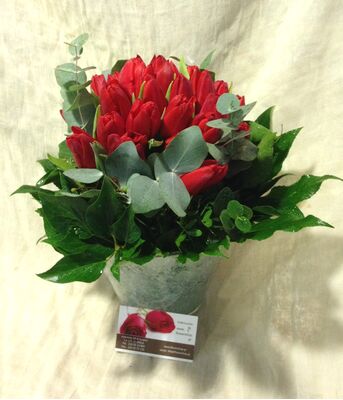 Tulips "On the go" (20) stems in glass + decoration. Smash Offer !!!