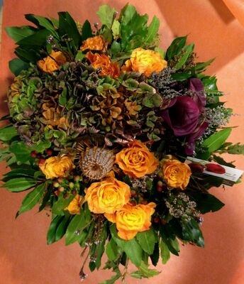 Flower arrangement in small basket with autumn flavor.Salmon colors!Special