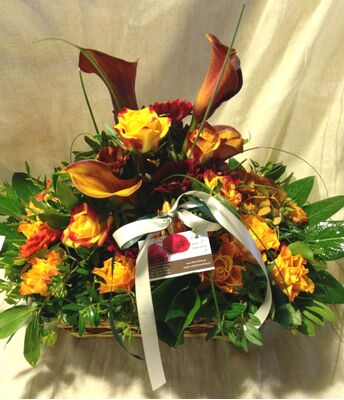 Φθινοπωρινή σύνθεση με λουλούδια σε μεγάλο καλάθι