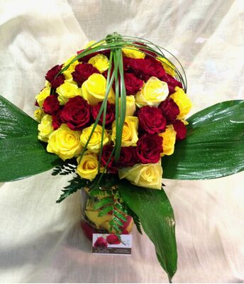 Τριαντάφυλλα (70) τεμ. κόκκινα & κίτρινα σε βάζο με χρώματιστό νερό & ροδοπέταλα.