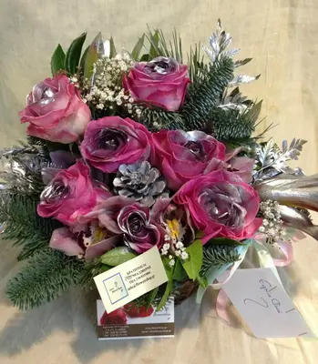Ανθοπωλείο flowershop.gr Χειμώνας με λουλούδια σε καλάθι για τα Χριστούγεννα.