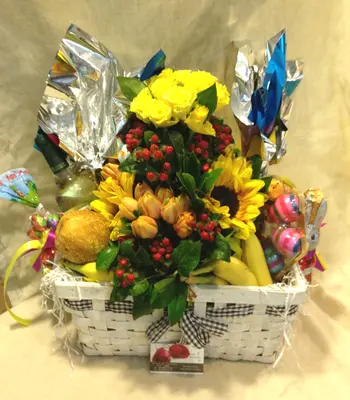 Big Easter Hamper with assorted decoration.