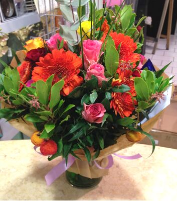 Ανοιξιάτικο μπουκέτο με πολύχρωμα λουλούδια.Σπέσιαλ+Βάζο!