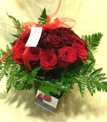 (21) red roses vase + colored sand