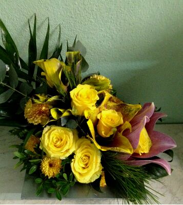 Άνθη εποχής σε  μικρό μεταλικό zink δίσκο