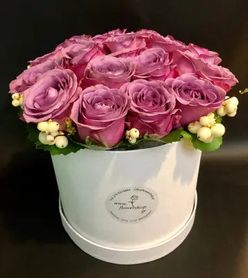 Roses in decorative  20 cm x 20 cm "White or Black  Hatbox". (15) heads.