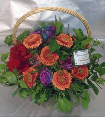 Ανθοπωλεία.Σύνθεση σε καλάθι με πορτακαλί  λουλούδια εποχής