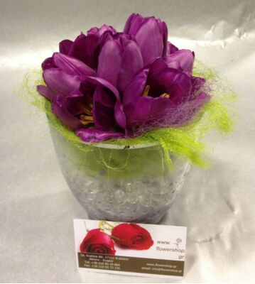 Τουλίπες σε γυάλινο βάζο.