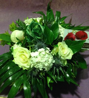 Ανοιξιάτικο καλάθι με λουλούδια εποχής