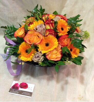 Safari σύνθεση με λουλούδια σε μικρό μεταλικό δίσκο.Σπέσιαλ.