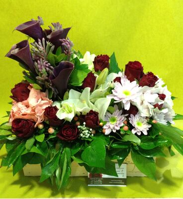 Λουλούδια σε ξύλινο ποτ.