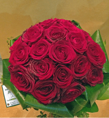 Νυφική ανθοδέσμη με κόκκινα τριαντάφυλλα