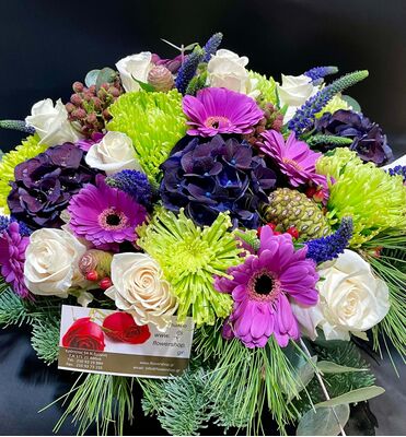 Σύνθεση σε γυάλινα βάζα με λουλούδια. Προμήθεια λουλουδιών σε γιοτ.