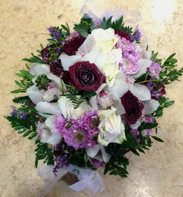 Ανθοπωλείο flowershop.gr Χειμώνας λουλούδια σε "Χιονισμένο" καλάθι. Στρογγυλό.