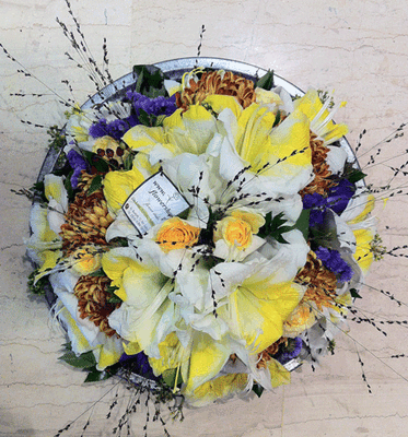 Χαρούμενα λουλούδια εποχής σε μεταλικό δίσκο