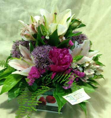 Σύνθεση με "Πολύχρωμα Λουλούδια"σε γυάλινο βάζο με χρωματιστή διακοσμητική άμμο!!!