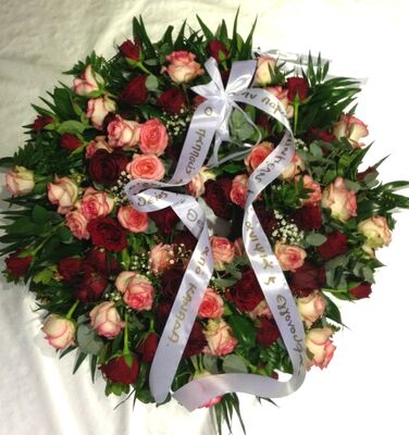 Condolences wreath with  roses (exclusive)