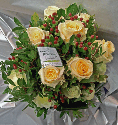 Ανθοπωλείο. (21) τριαντάφυλλα μπουκέτο (κρεμ & λευκά χρώματα) με ποιοτικές πρασινάδες