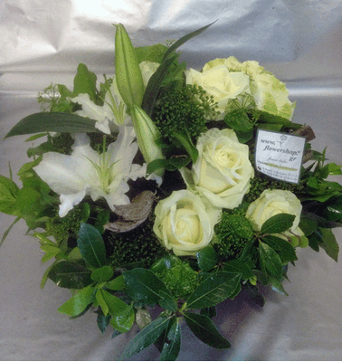 Ανοιξιάτικο καλάθι με λουλούδια εποχής