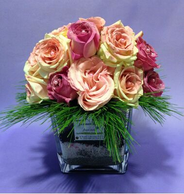 Arrangement in glass vase with romantic Roses (20 stems)  & colored decorative sand!!!