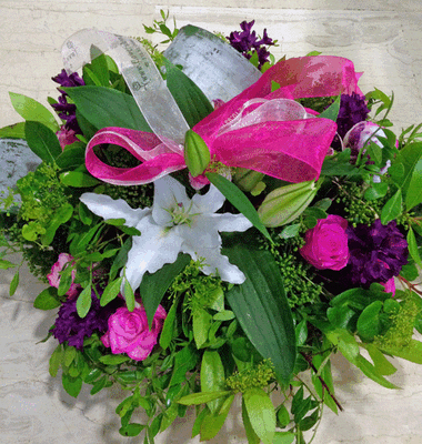 Ανοιξιάτικο καλάθι με λουλούδια εποχής