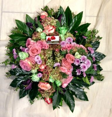 Στεφάνι με λευκά ή ροζ λουλούδια.