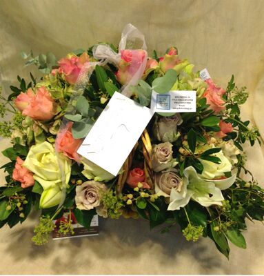 Ανοιξιάτικο καλάθι με λουλούδια εποχής