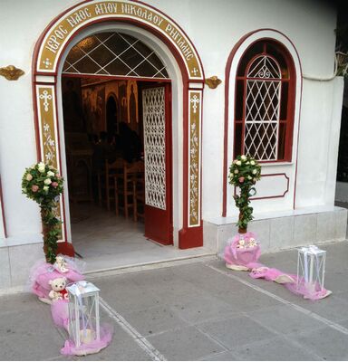 Διακόσμηση εκκλησίας με δίδυμες συνθέσεις από λουλούδια σε "Μπάλες" + Φανάρια