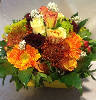 Φθινοπωρινή σύνθεση με λουλούδια σε μικρό κεραμικό ποτ που "μοιάζει χάρτινο" - Πορτοκαλί χρώματα.Πολυτελές