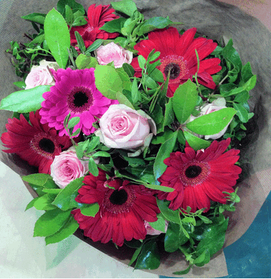 Ανοιξιάτικο μπουκέτο με πολύχρωμα λουλούδια