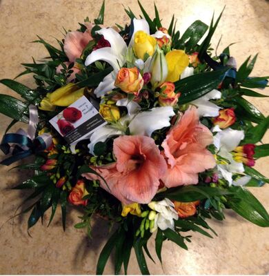 Ανοιξιάτικο καλάθι με λουλούδια εποχής