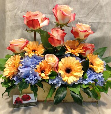 Λουλούδια σε ξύλινο ποτ.