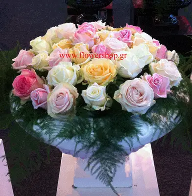Roses arrangement in pot (35) stems
