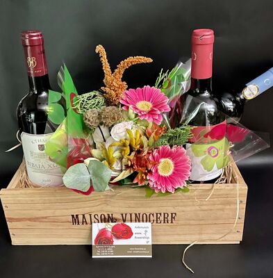 Wooden Pot with (3) Bottles Of Wine + (1) Rose In Tube Vase !!! Exclusive