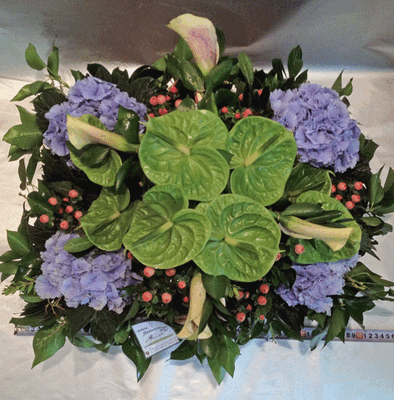 Σύνθεση με ιδιαίτερες ποικιλίες λουλουδιών σε καλάθι