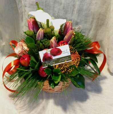 Φθινοπωρινή σύνθεση με λουλούδια σε μικρό καλάθι