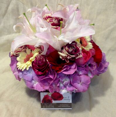 Σύνθεση με "Πολύχρωμα Λουλούδια"σε γυάλινο βάζο με χρωματιστή διακοσμητική άμμο!!!