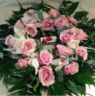Wreath with white or pink  flowers