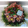 Ανθοπωλείο.Ορχιδέες Cymbidium και τριαντάφυλλα σε μεταλικό δίσκο