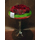 Γυάλινο ποτήρι με κόκκινα τριαντάφυλλα και στρώσεις διακοσμητικών χαλικιών