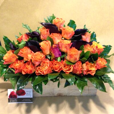 Λουλούδια σε ξύλινο ποτ.