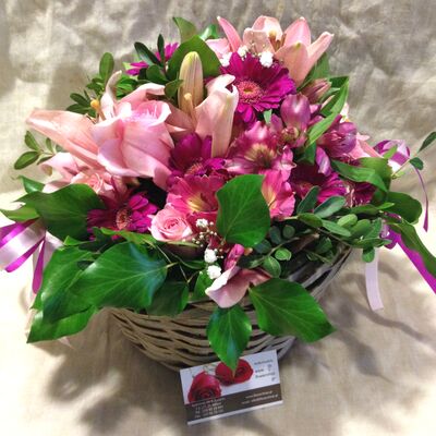 Ανοιξιάτικη σύνθεση με ροζ λουλούδια σε μικρό καλάθι. Σπέσιαλ.