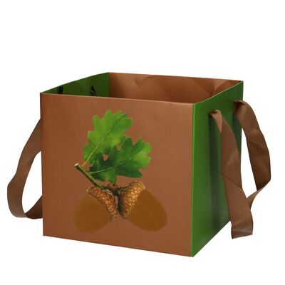 Φθινοπωρινή σύνθεση με λουλούδια σε ποιοτική χάρτινη τσάντα.