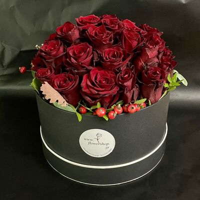 Roses in decorative Hat Box. (30 heads)